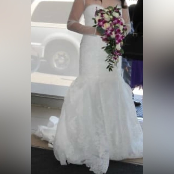 Elegant White Lace Wedding Dress - Picture 2 of 4